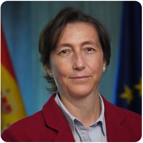 mujer con chaqueta roja